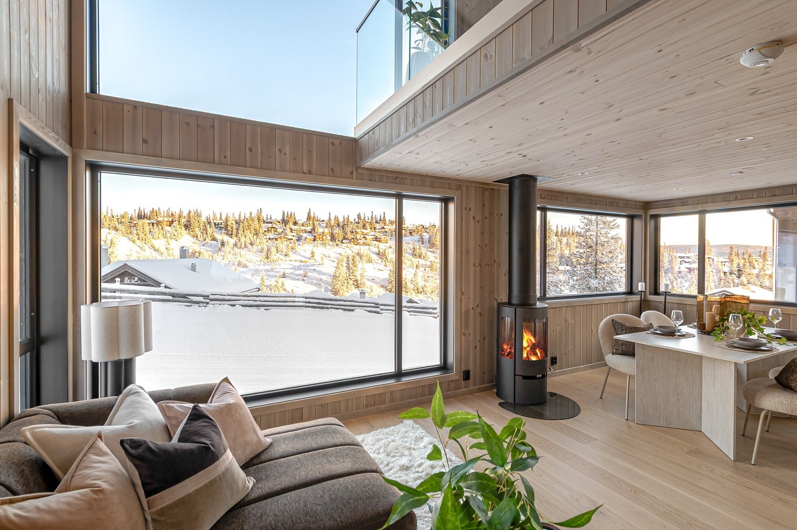 Stuen slipper inn mye lys via de store glassflatene. Lun atmosfære med innbydende materialvalg Galleribilde