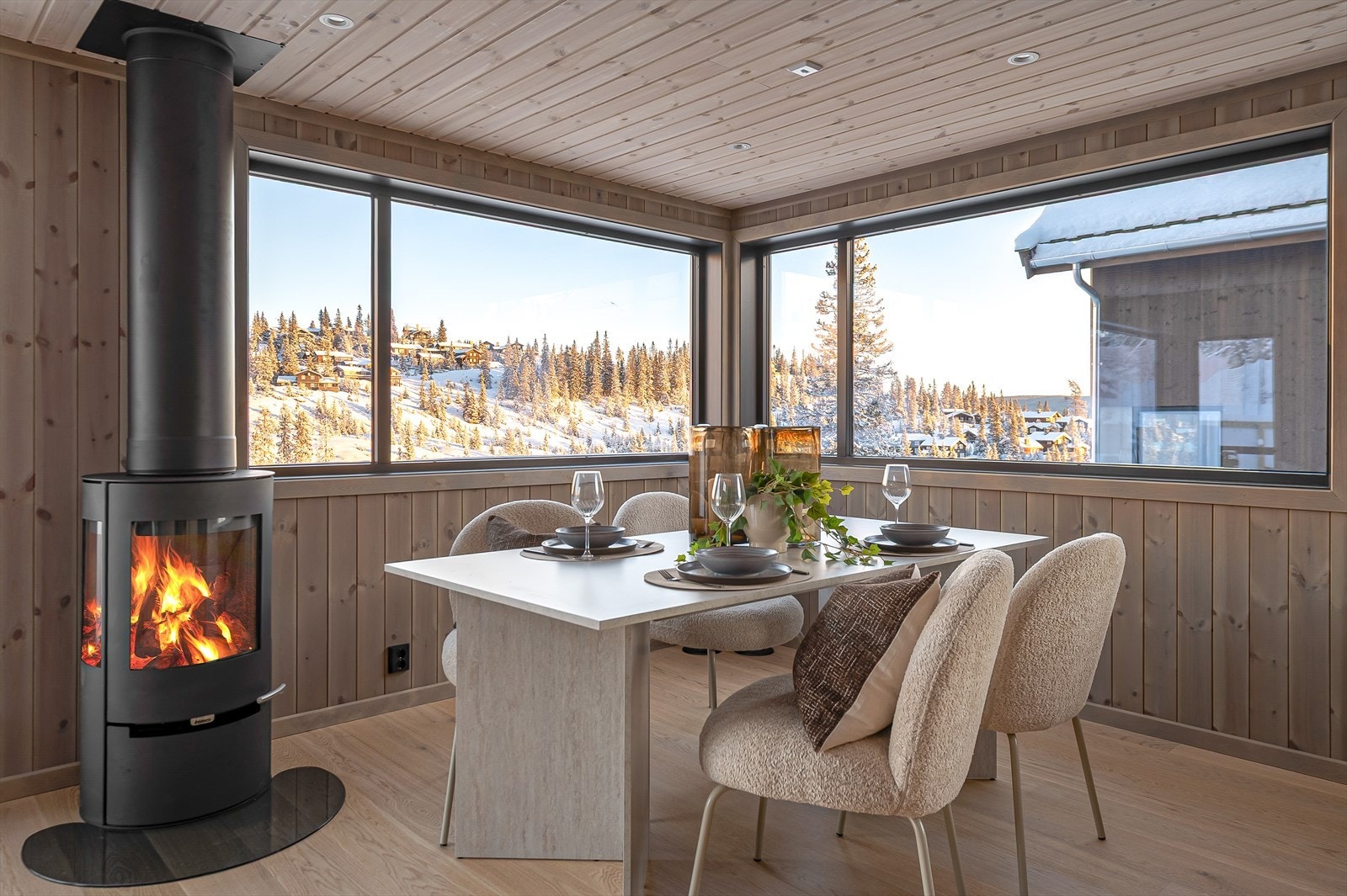 Naturlig plass for spisebord med herlig utsikt. Galleribilde