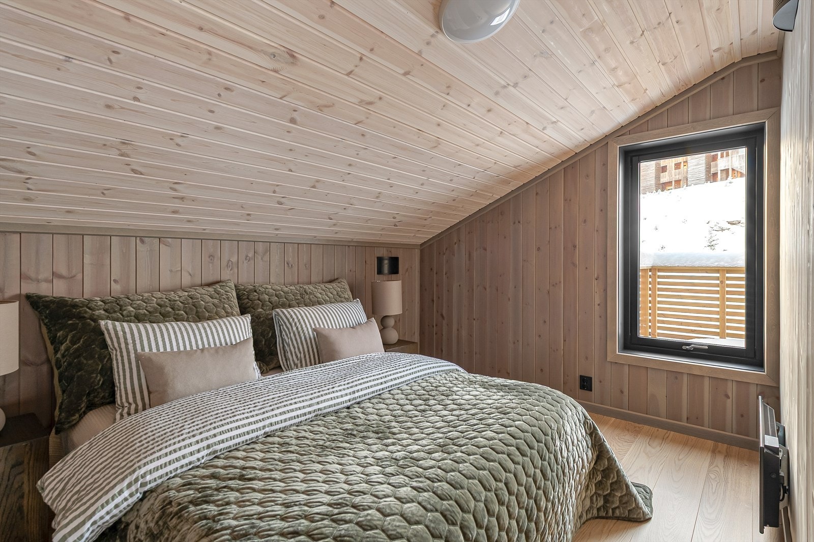 Romslig soverom i toppetasjen Galleribilde