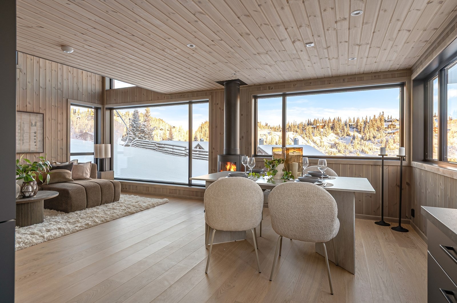 Herlige store vindusflater med fantastisk lysinnslipp, god takhøyde, harmoniske farger samt gode materialvalg. Galleribilde