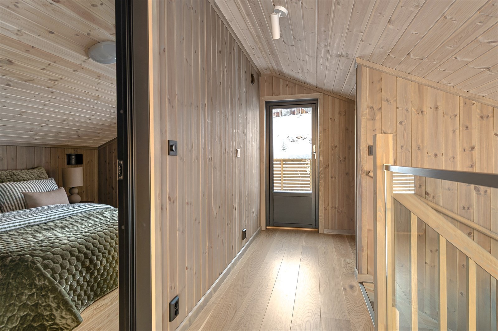 Utgang til vestvendt veranda over inngangspartiet. Huk med kontorplass. Galleribilde