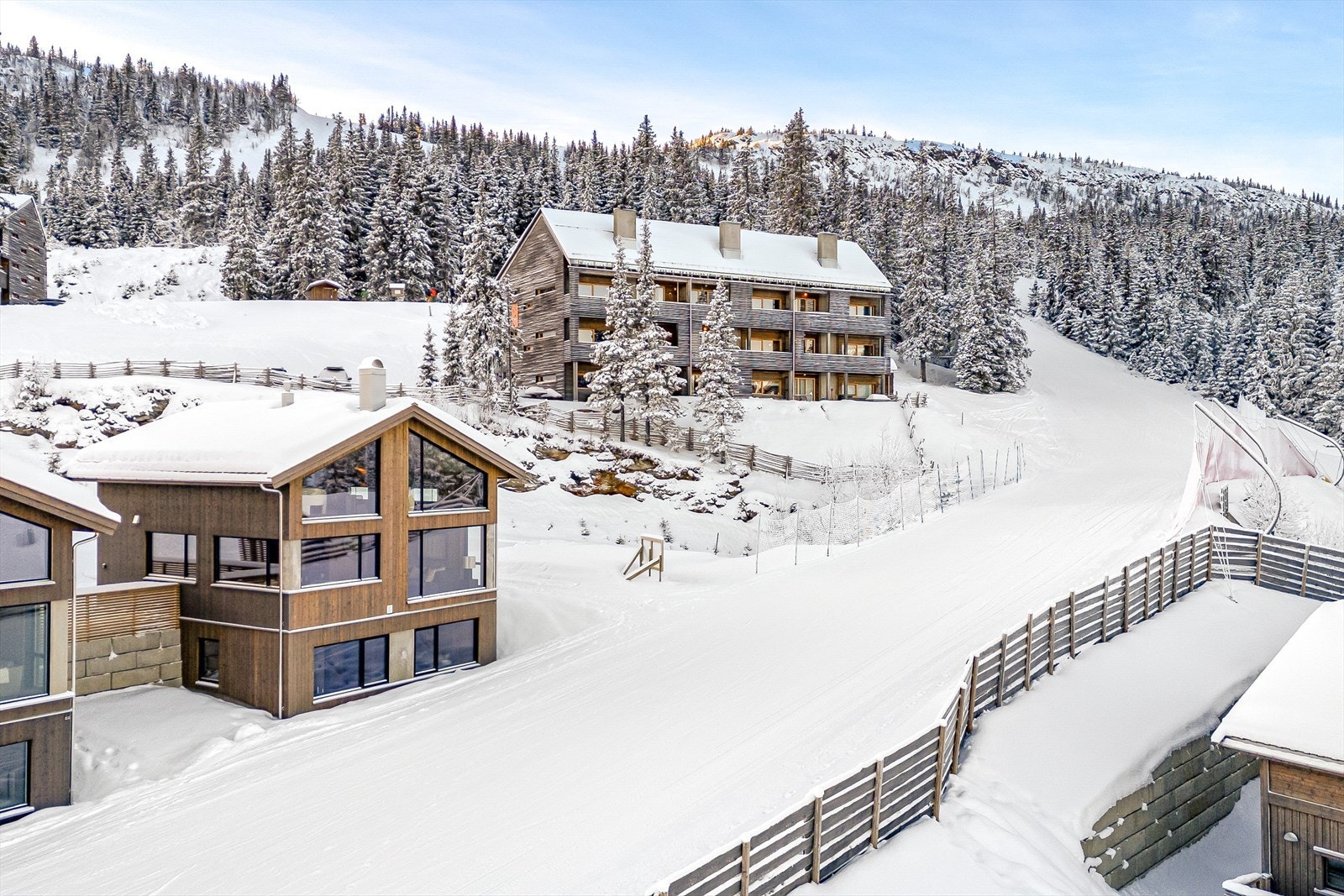 Her får du en ubebodd hytte over tre plan med plass til hele familien. Hytta ligger midt i bakken i Kvitfjell Øst med skiløypene rett utenfor døra! Galleribilde