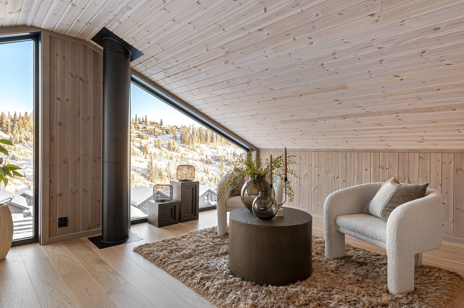 Loftstuen har god plass til sittegruppe Galleribilde