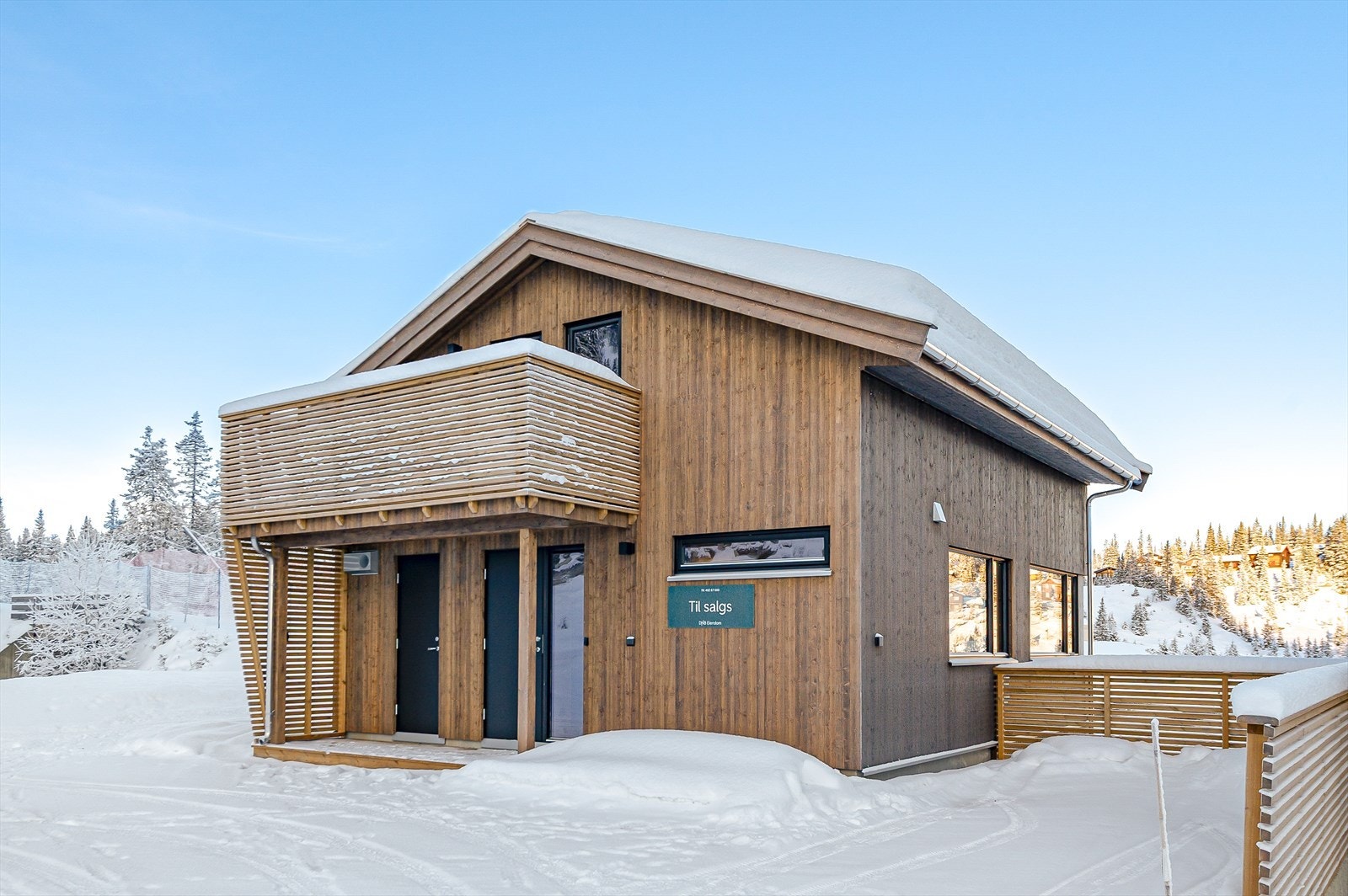 Parkering med plass til 3-4 biler Galleribilde