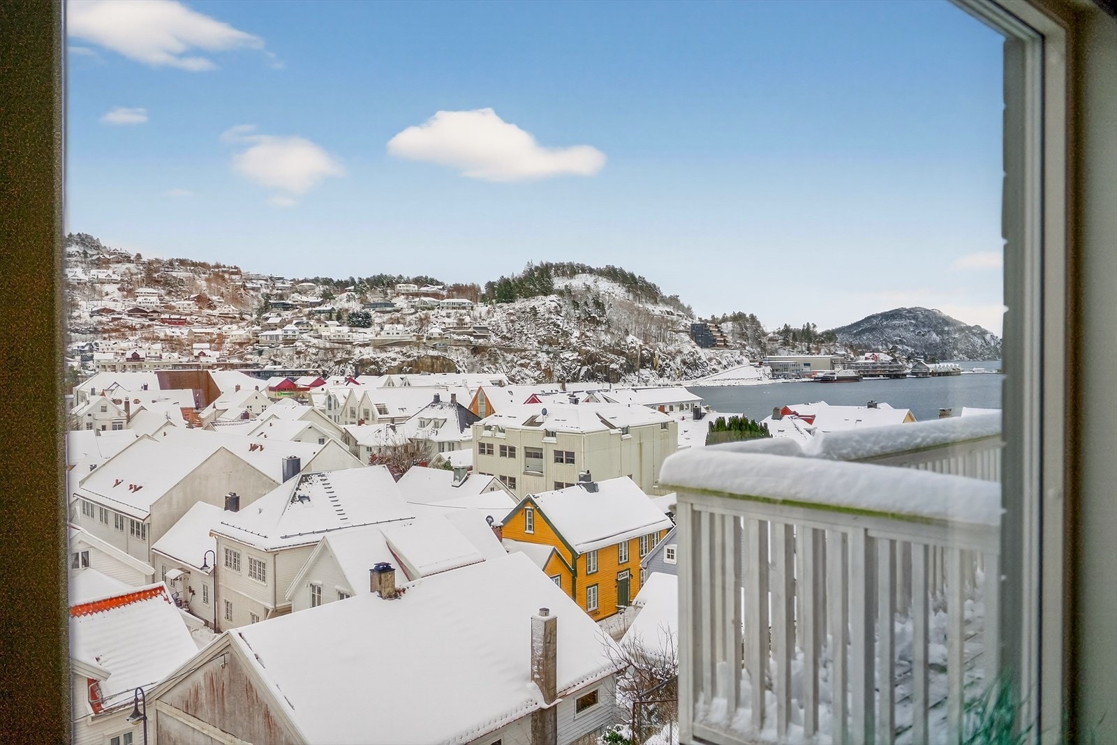 Utsikt utover mot fjorden. Galleribilde