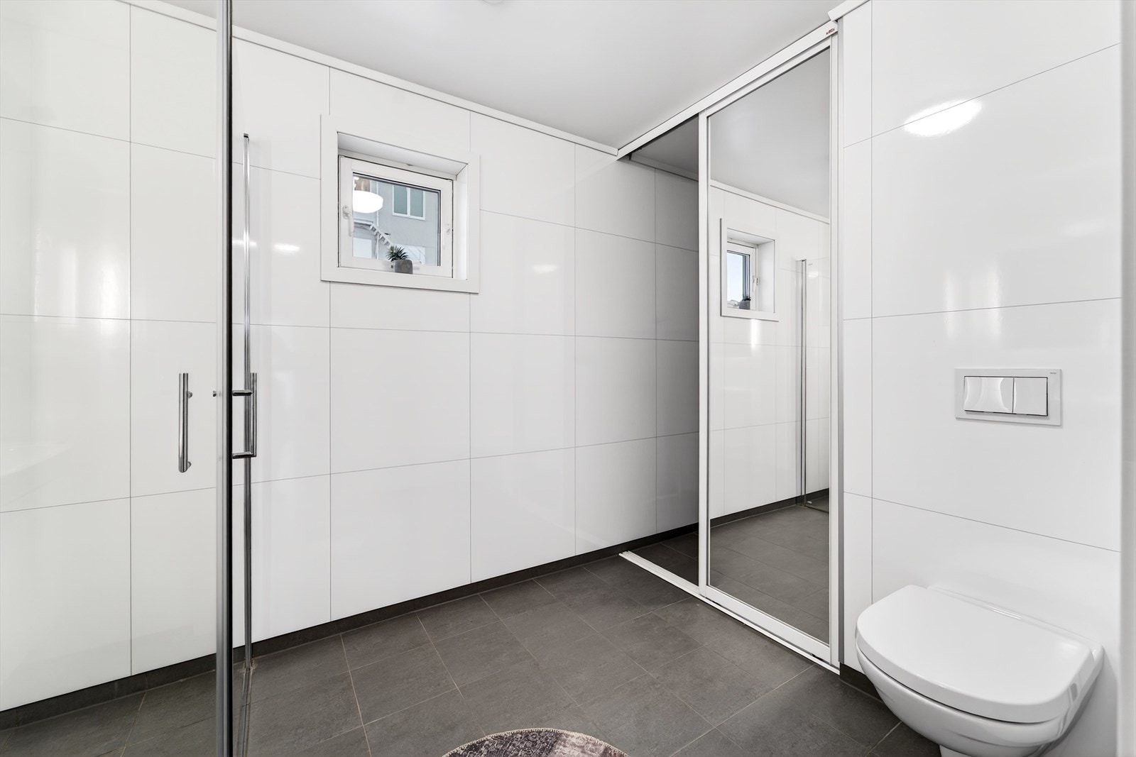 Skyvedør slik at man kan lukke igjen mot vaskerom. Galleribilde