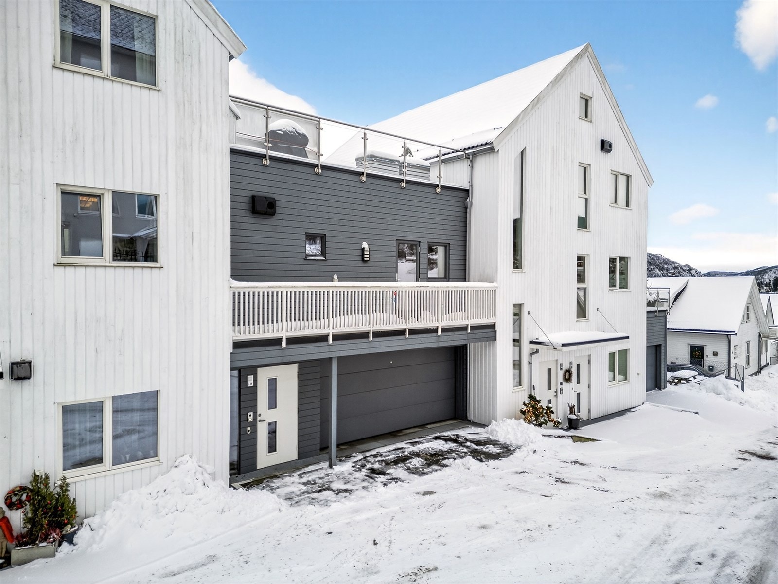 Moderne og innbydende med integrert garasje og balkong. Galleribilde