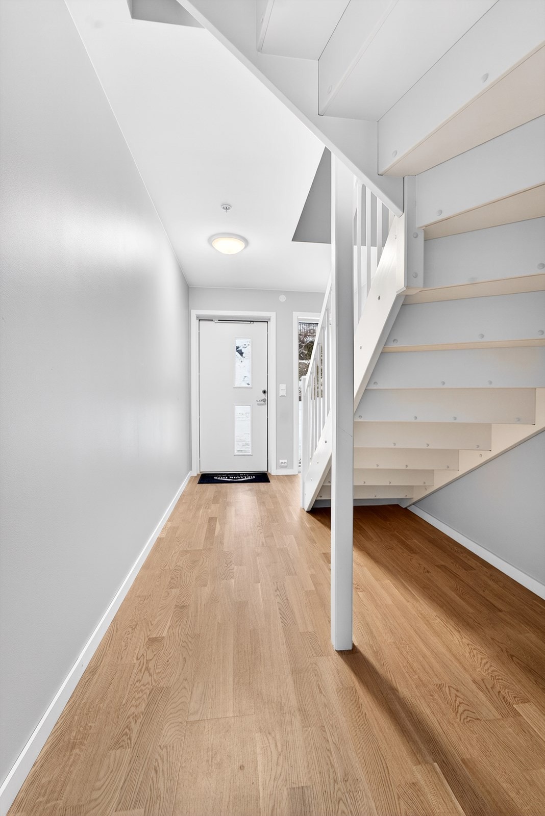 Entre med trapp opp til leilighetens 2.etasje Galleribilde