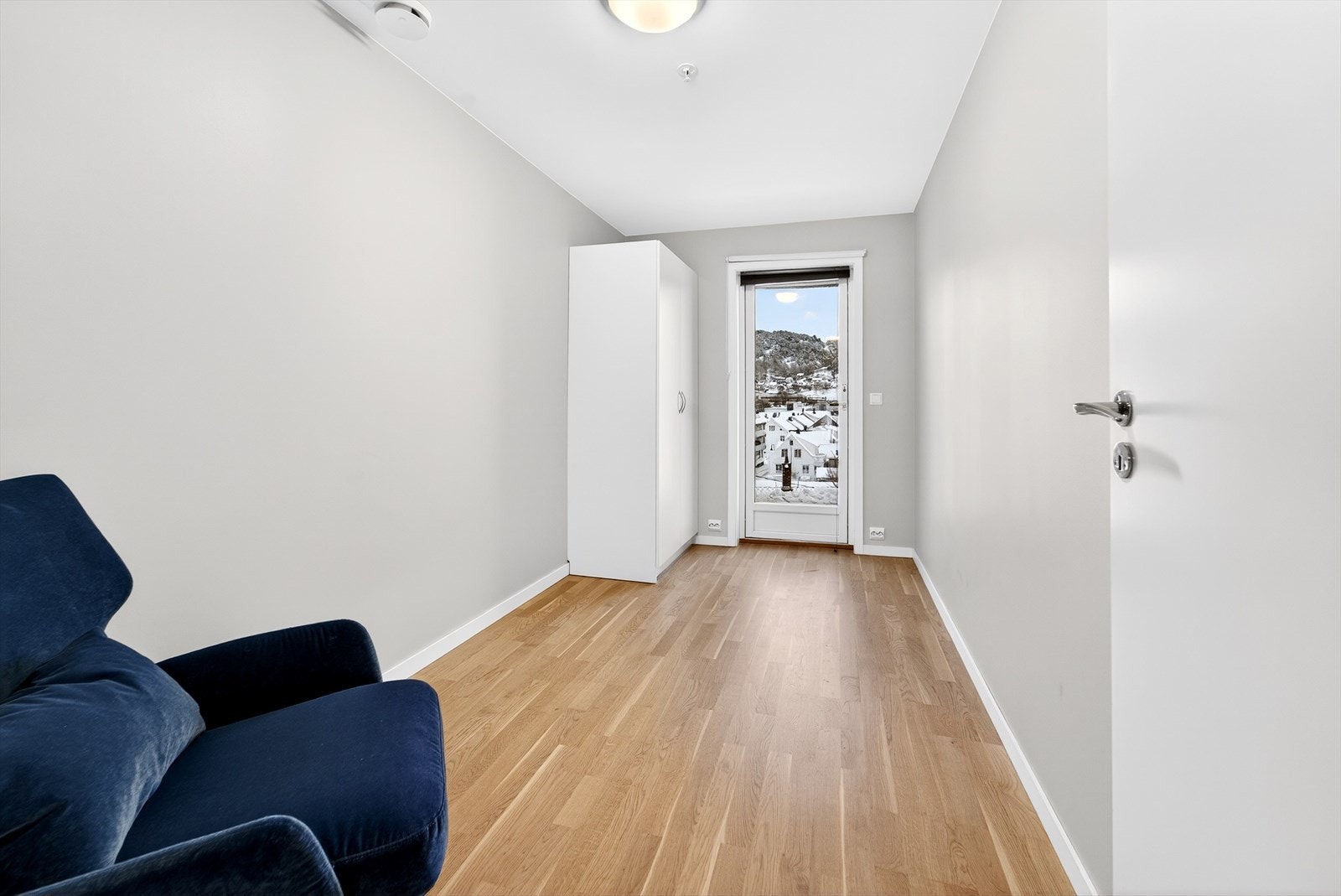 Soverom i 1.etasje med utgang til terrasse. Galleribilde