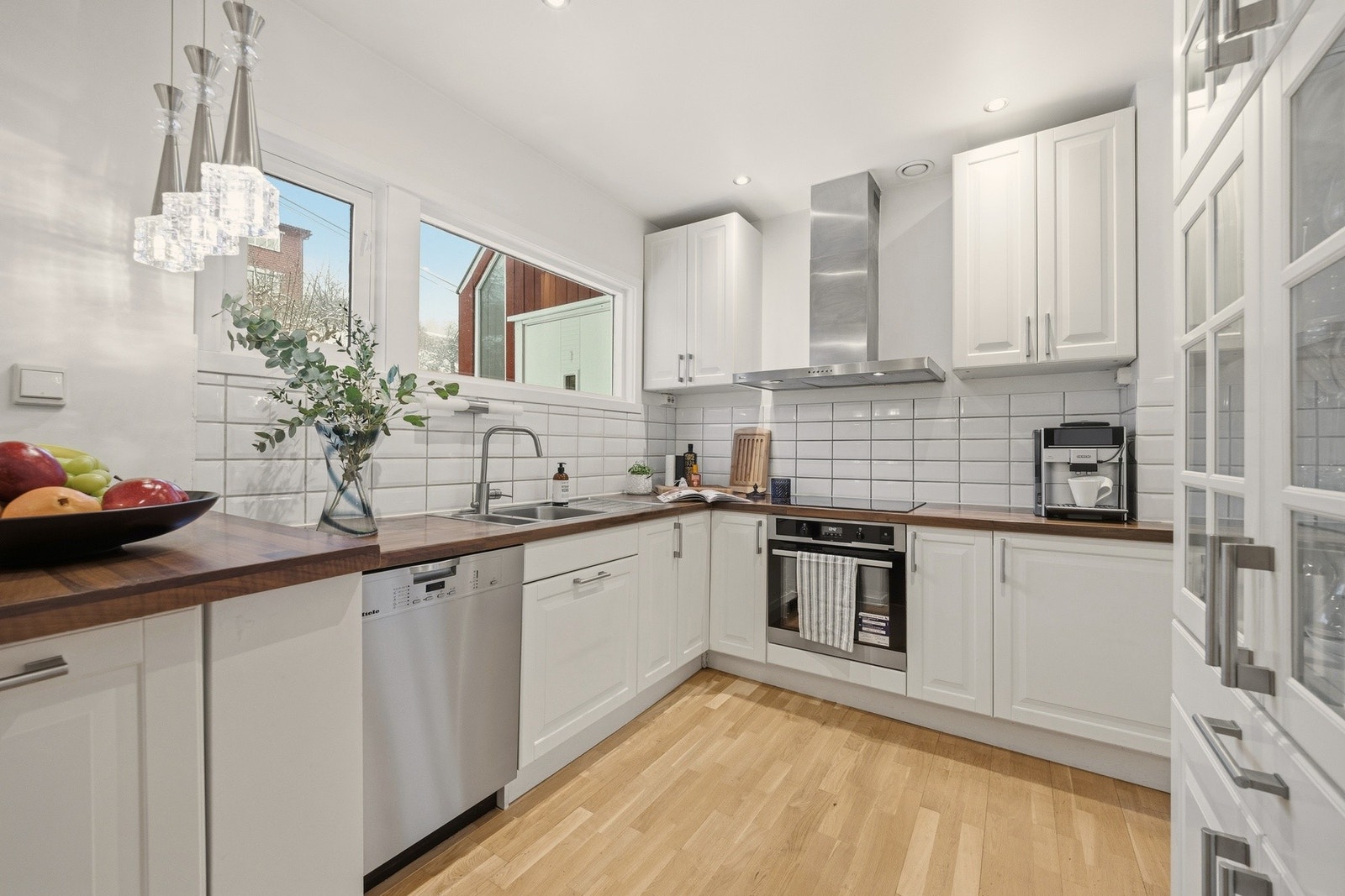 Her er det rikelig med skap- og benkeplass til matlaging og oppbevaring av kjøkkenutstyr Galleribilde