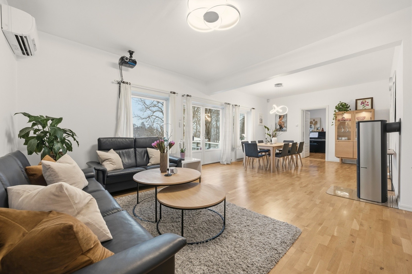 Lys og romslig stue med god plass til ønsket møblement. Galleribilde