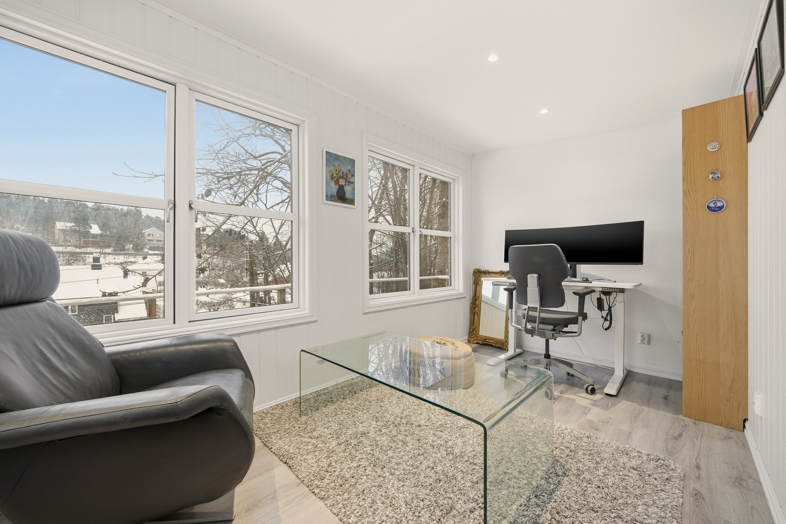 I dag benyttes utestuen som kontor, men rommet kan enkelt innredes etter egne behov og ønsker. Galleribilde