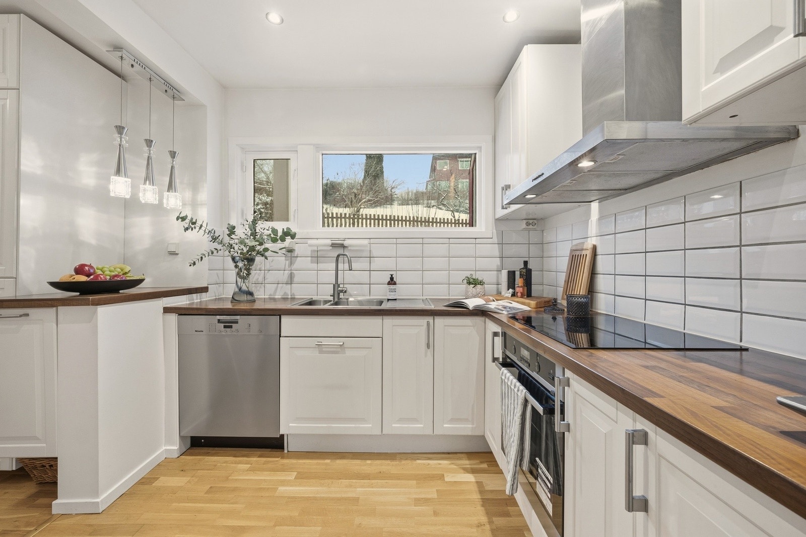 Boligen har et pent kjøkken fra med profilerte fronter. Benkeplate av laminat. Nedfelt oppvaskkum av rustfritt stål med ett-greps armatur. Galleribilde