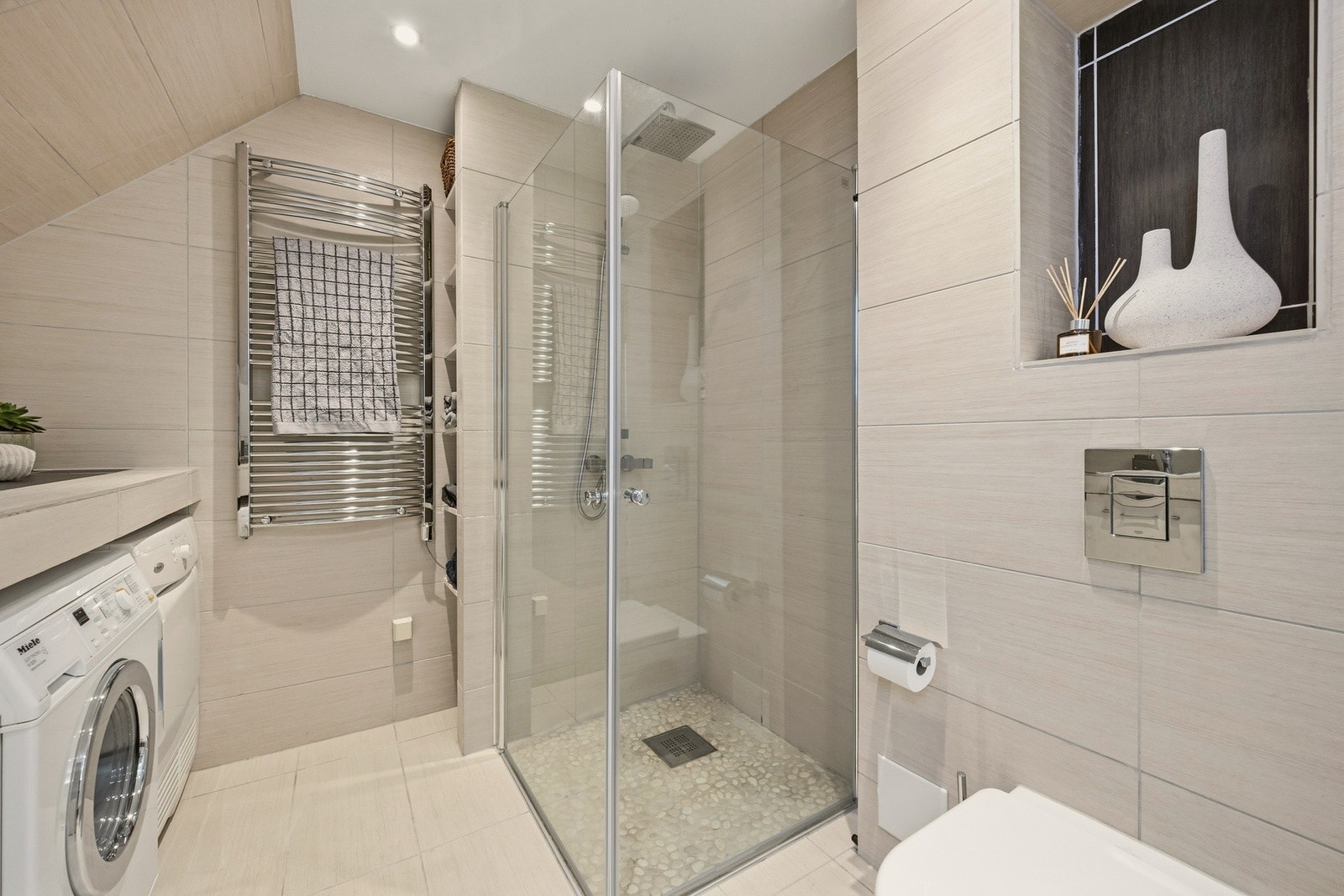 Badet har opplegg for vaskemaskin og tørketrommel. Galleribilde