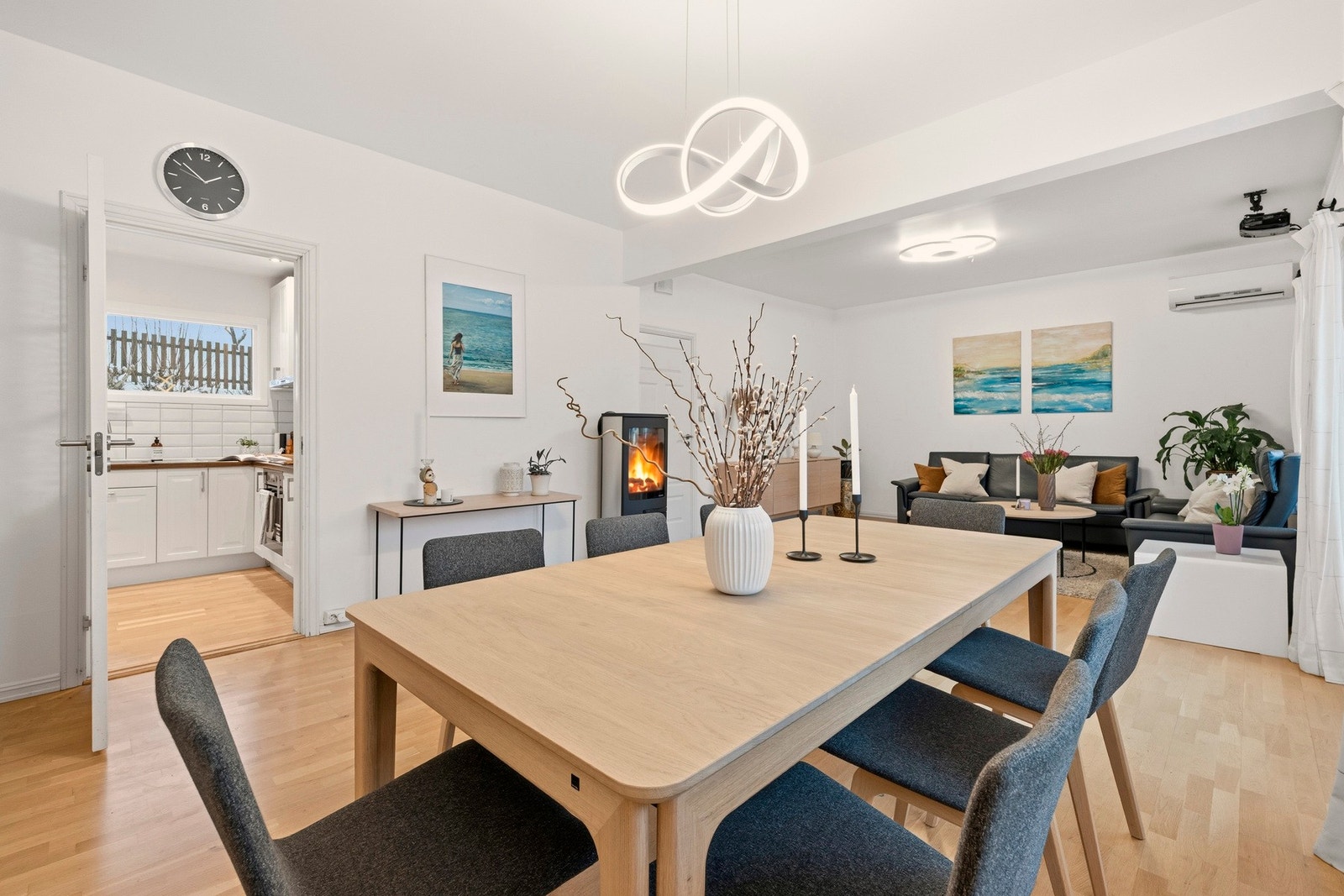 I tilknytning til stuen er det naturlig å innrede med langbord eller annen ønsket spisegruppe Galleribilde