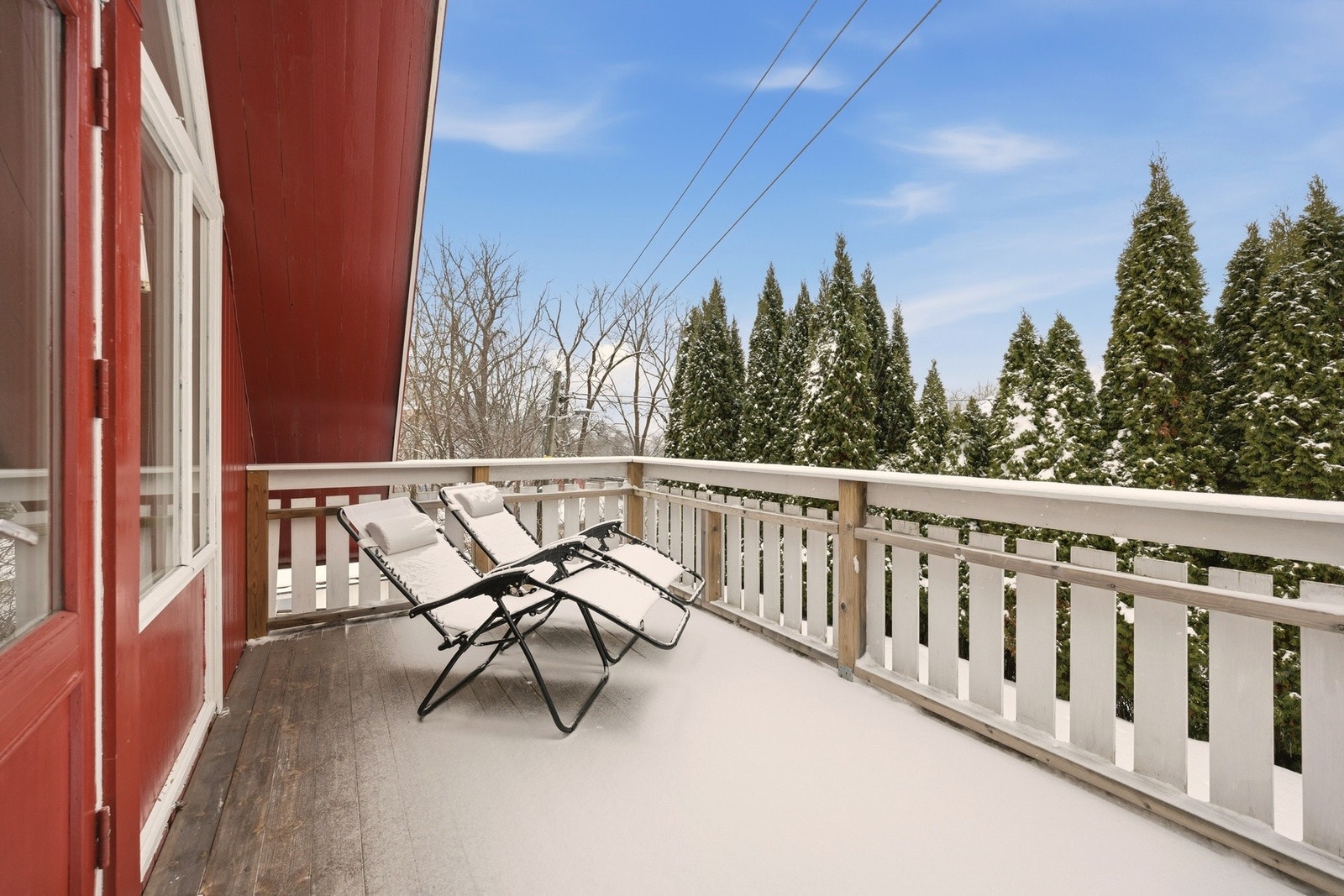 Soverommet har direkte utgang til en stor og hyggelig balkong. Galleribilde