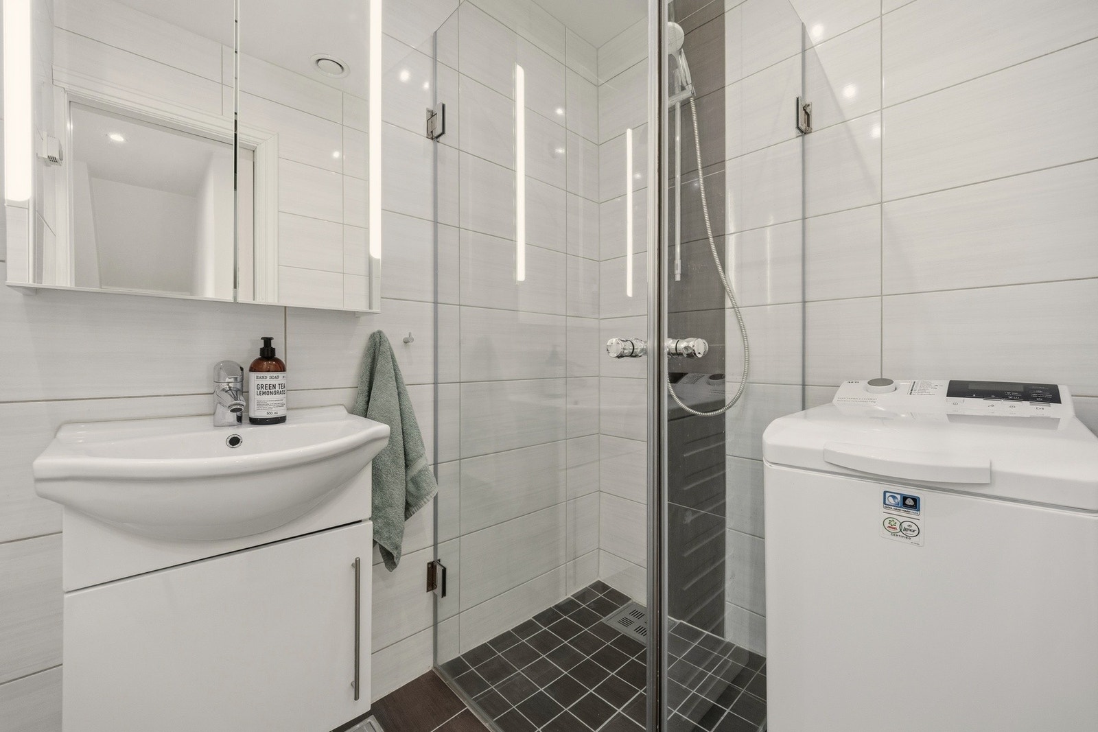 I boligens 1. etasje er det et bad med flislagte vegger og gulv med gulvvarme Galleribilde