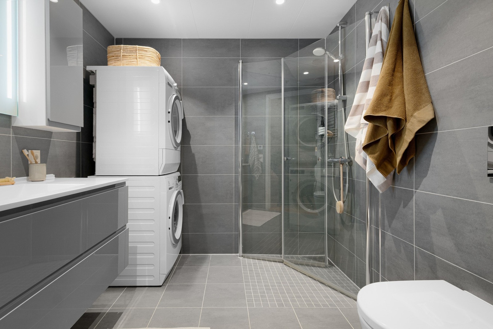 - Pent flislagt og romslig bad med varme i gulv - Galleribilde