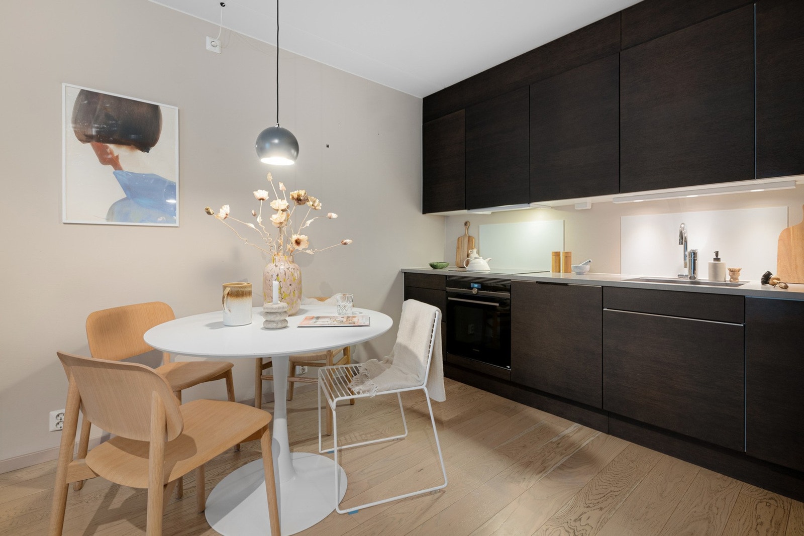 - Induksjonstopp, stekeovn,
oppvaskmaskin og kjøl/frys er integrert i innredningen - Galleribilde