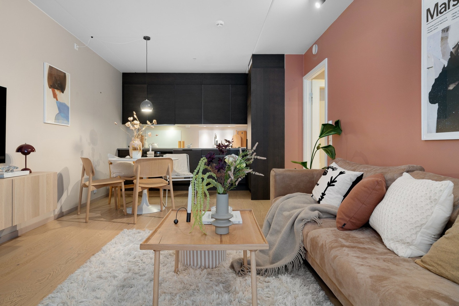 - Boligen ble ferdigstilt i 2020 og holder en høy standard samt oppleves velholdt - Galleribilde