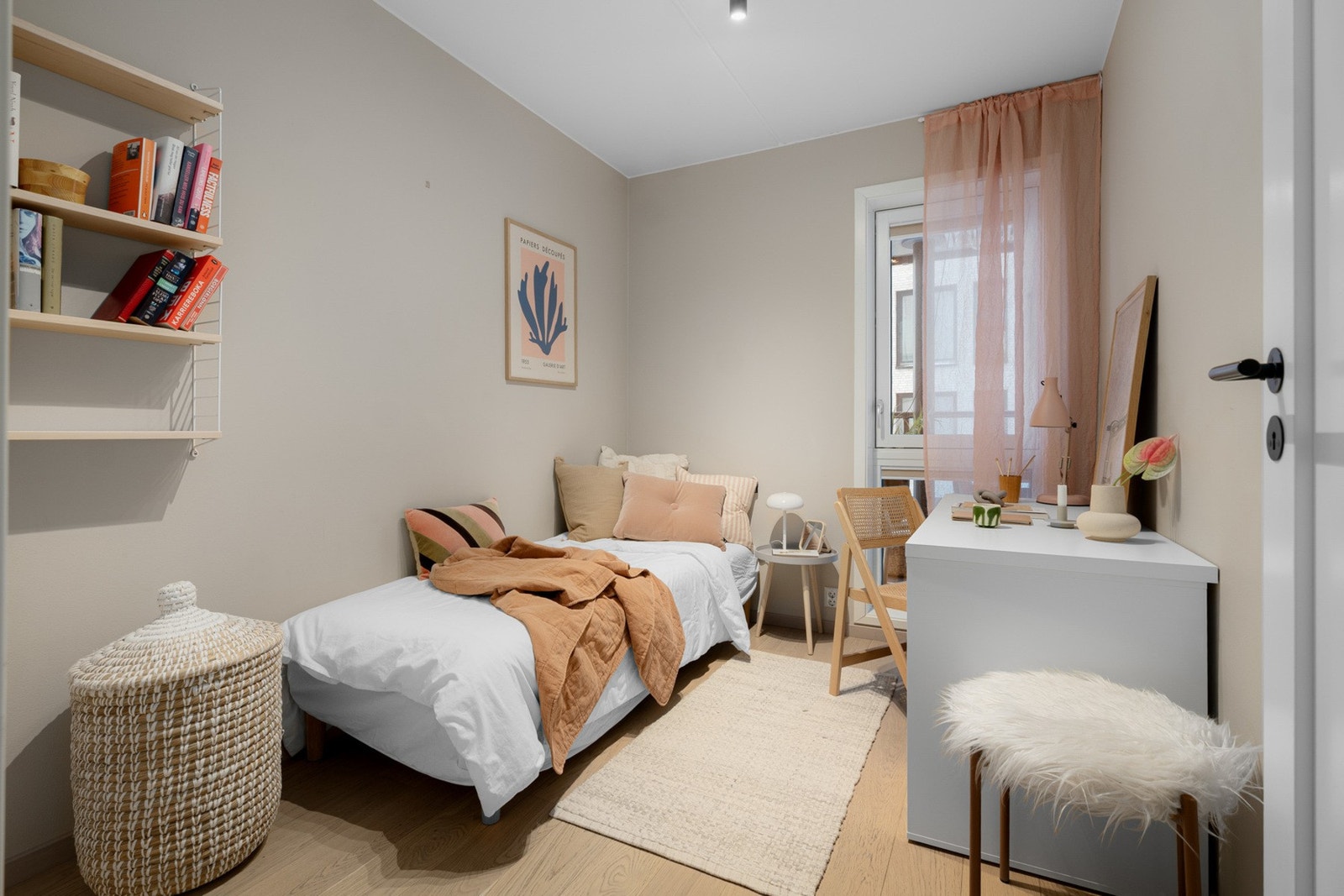 - Hele boligen vender mot rolige omgivelser med ingen biltrafikk rett utenfor - Galleribilde