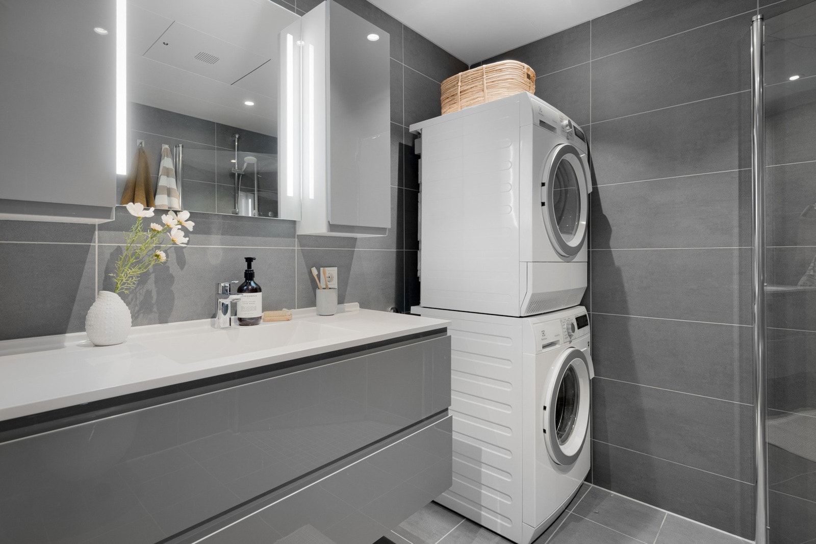 - Opplegg for vaskemaskin og tørketrommel på badet (kan medfølge etter nærmere avtale) - Galleribilde