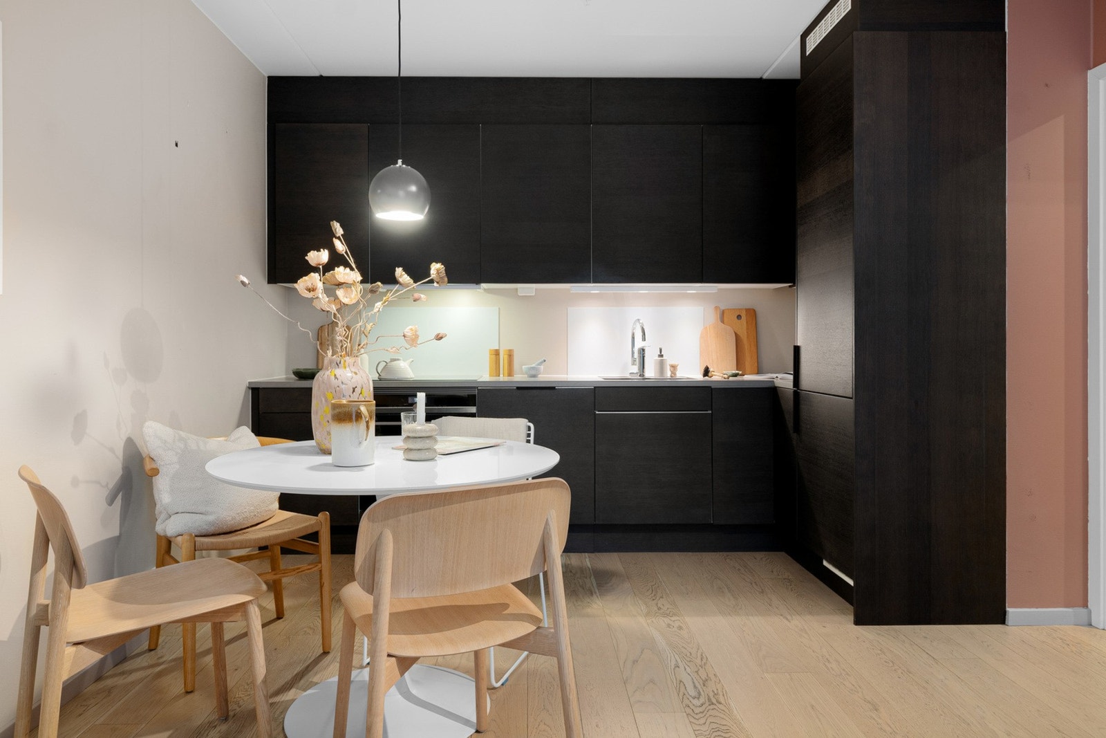 - Stilren kjøkkeninnredning fra Sigdal med glatte fronter og laminat benkeplate - Galleribilde