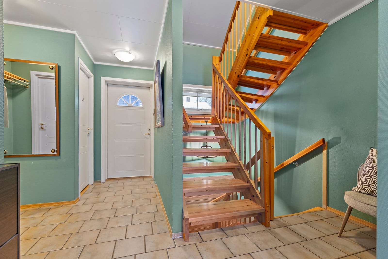 Inngangspartiet har flislagt gulv med varmekabler Galleribilde