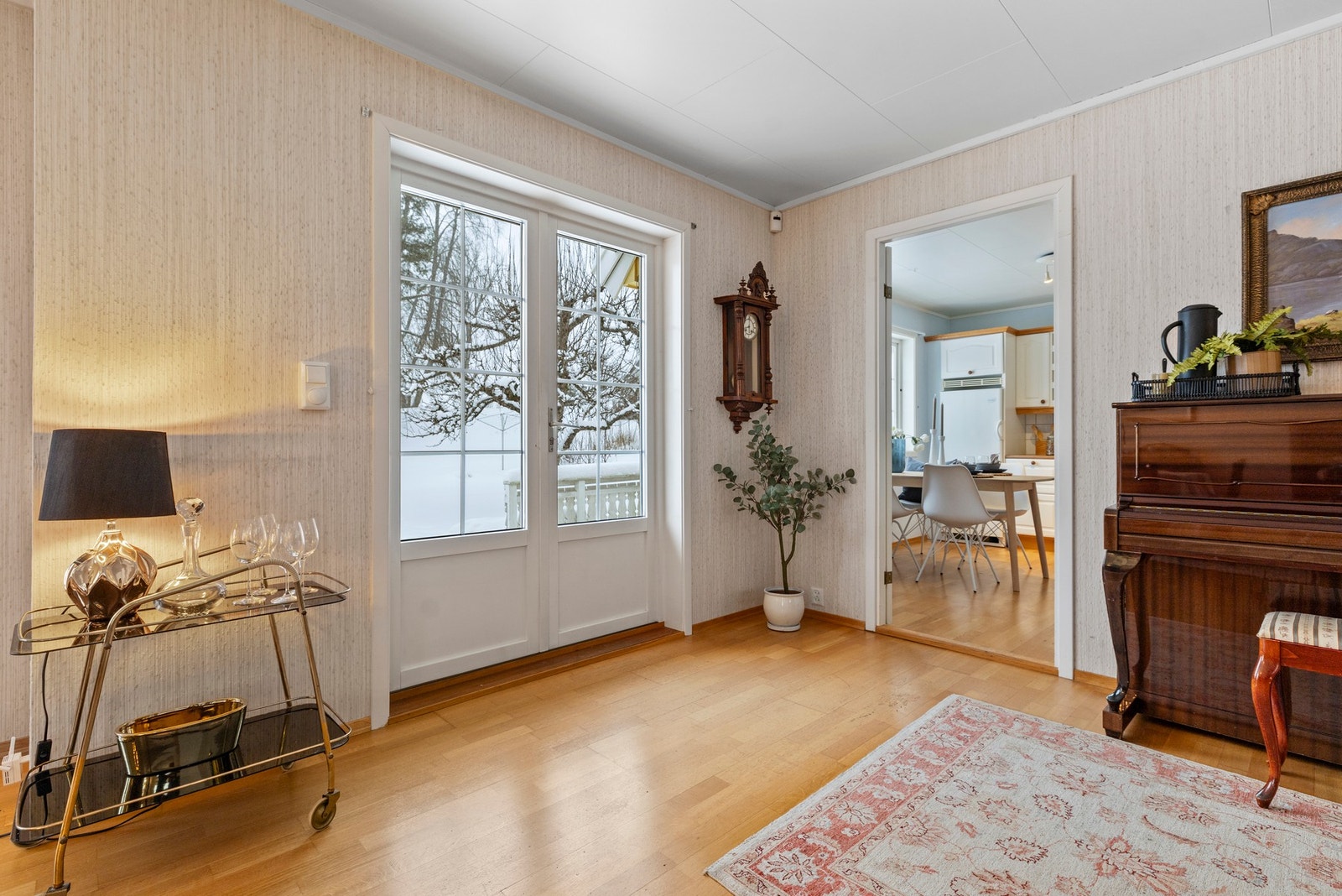 Stuen har utgang til den vestvendte terrassen, som forlenger rommet på sommerstid Galleribilde