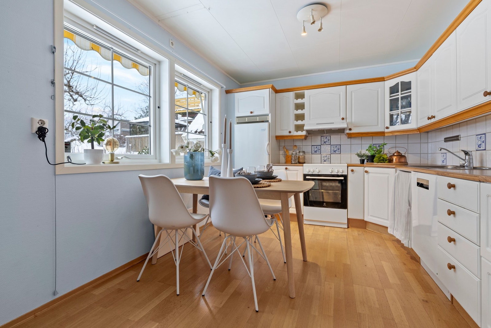 Kjøkkenløsningen gir effektiv utnyttelse av plassen og rommer nødvendige arbeidsflater og oppbevaringsmuligheter Galleribilde