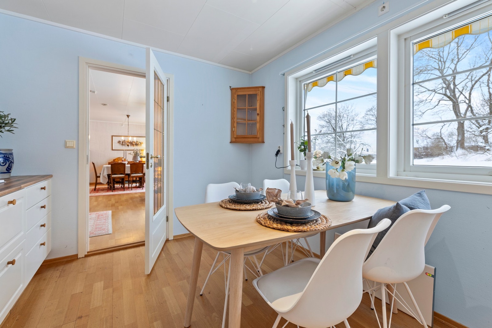 Kjøkkenet har plass til en koselig spiseplass Galleribilde