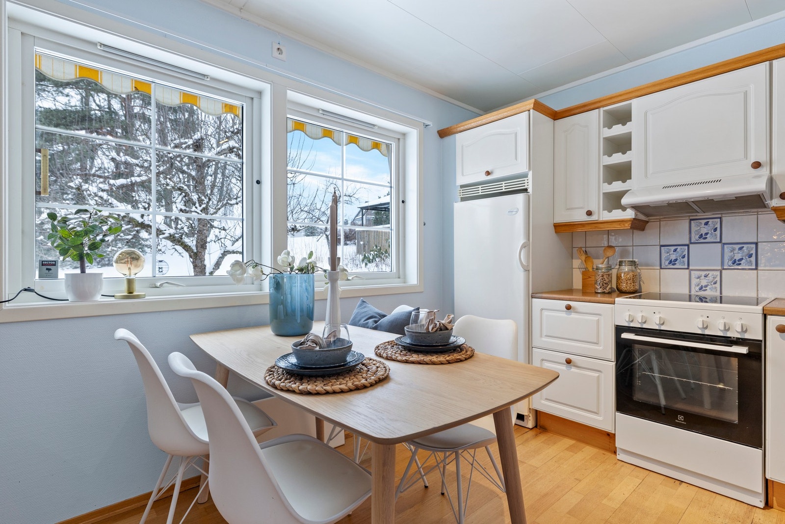 God plass til familien rundt kjøkkenbordet Galleribilde