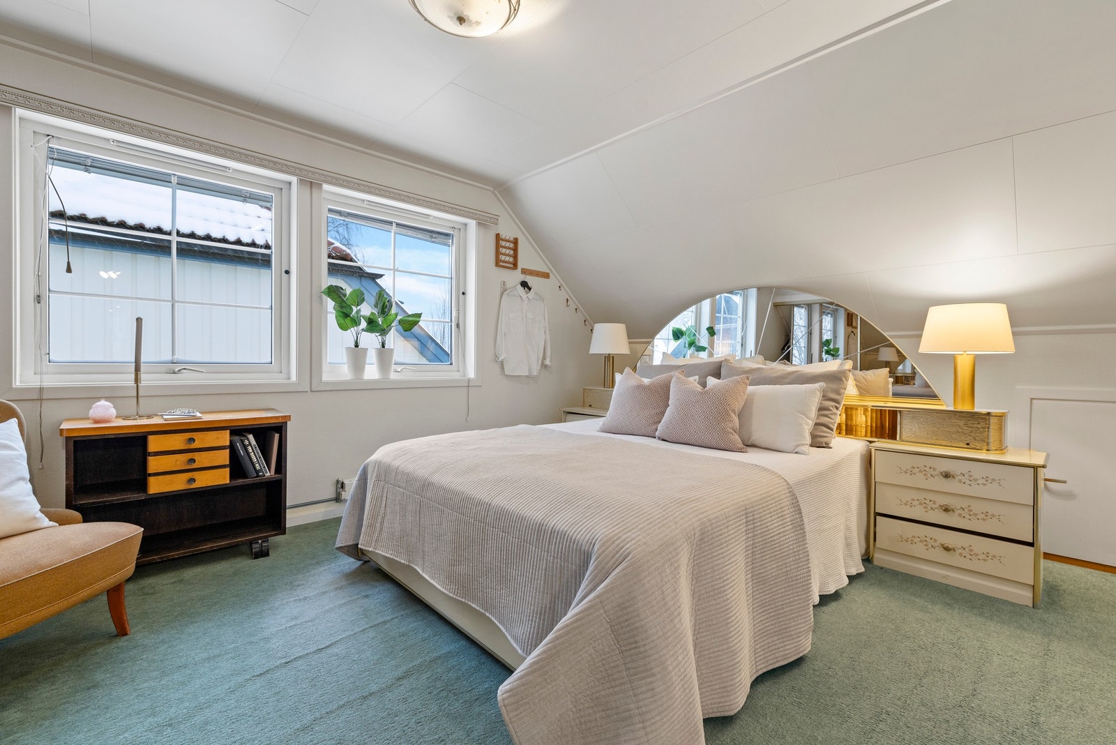 Det ene soverommet har god plass til dobbeltseng og tilhørende møblement Galleribilde