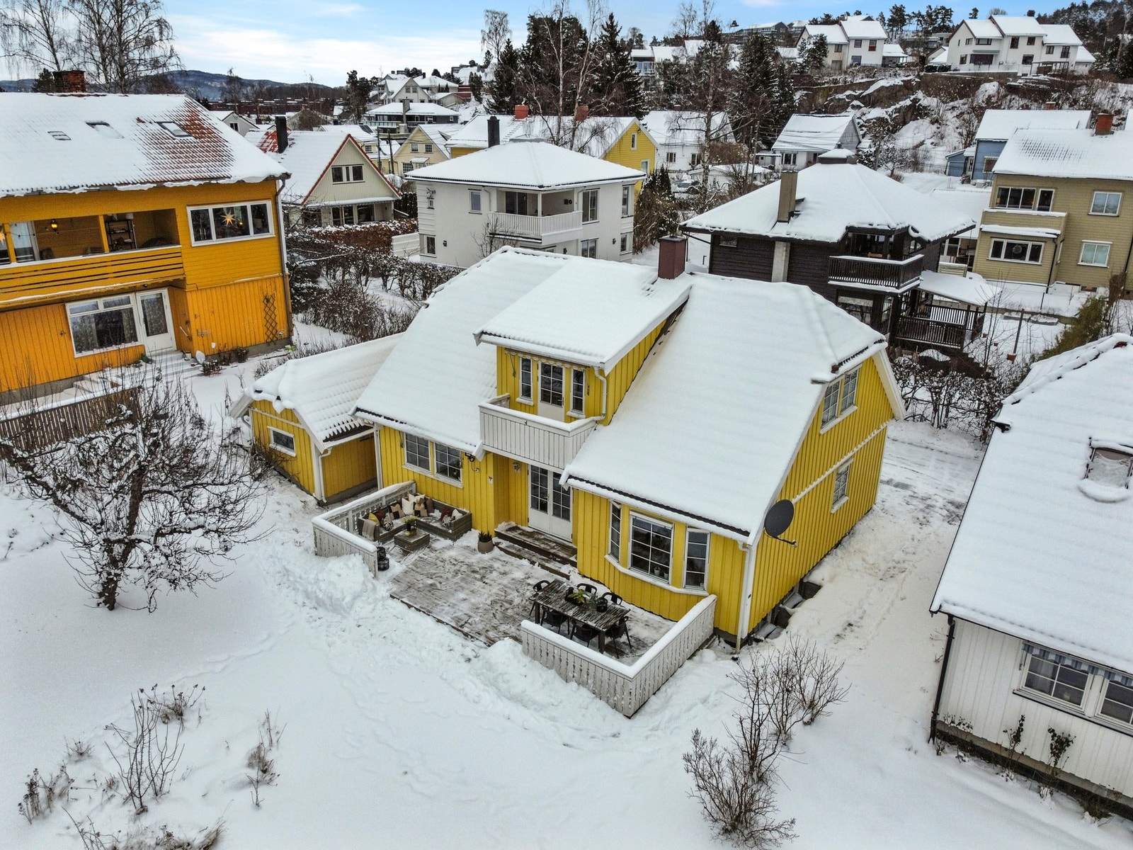 Boligen har flotte vestvendte uteplasser med gode solforhold Galleribilde