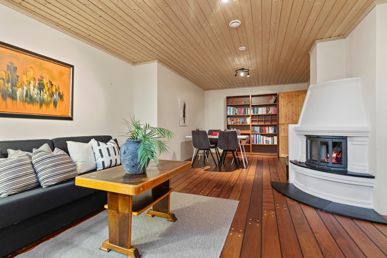 Peisestuen har skipsparkett med gulvvarme og god plass til sofaseksjon Galleribilde