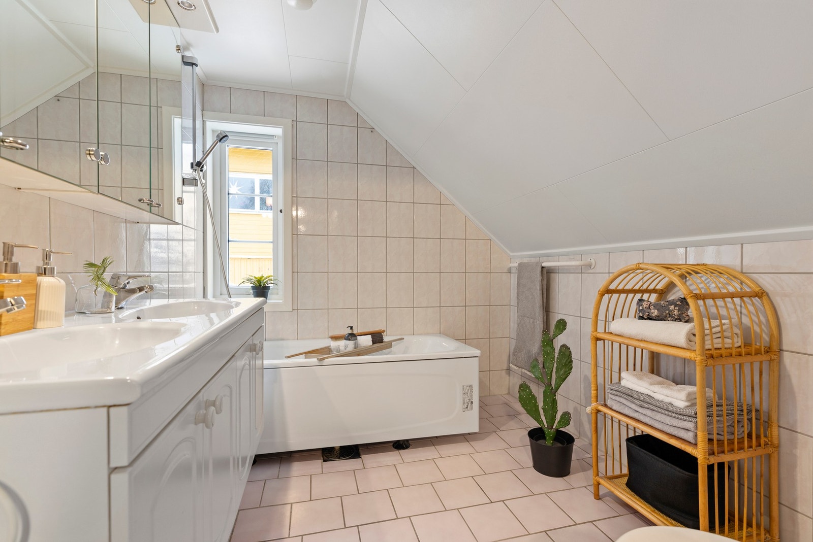 Badet i 2.etasje har fliser på gulv og vegger, samt varmekabler i gulvet Galleribilde