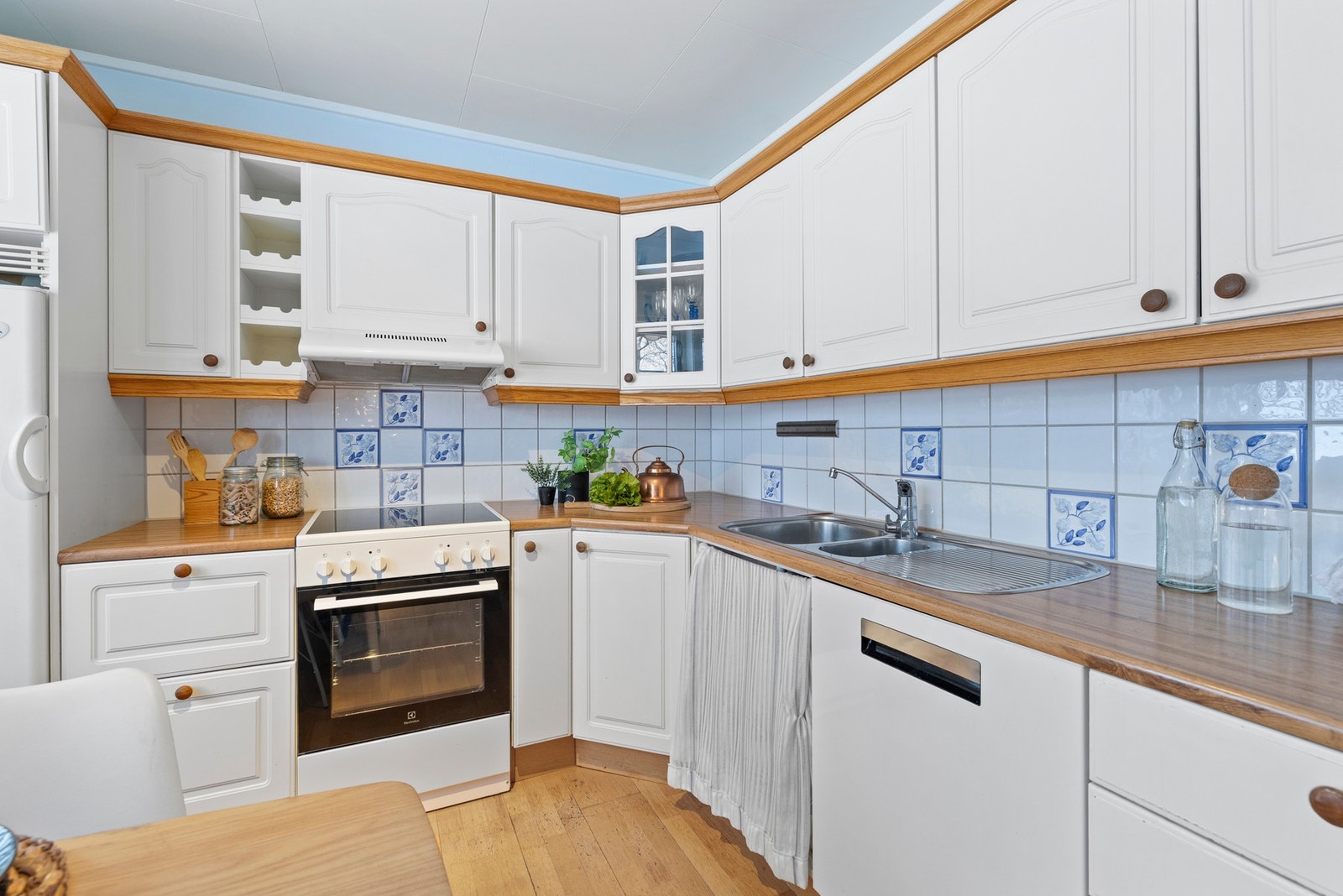 Kjøkkenet er utstyrt med frittstående komfyr, oppvaskmaskin og kjøl/frys Galleribilde