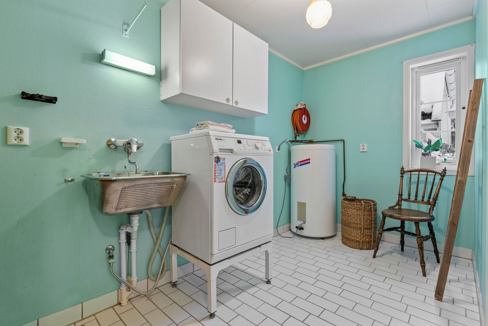 Vaskerommet ligger i 1.etasje og har flislagt gulv, malte plater på veggene og himlingsplater i taket Galleribilde