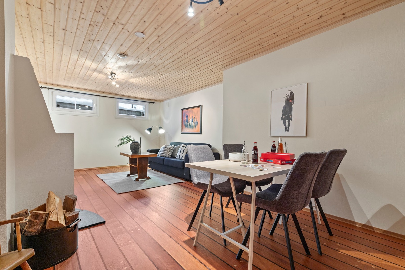 Underetasjen er meget romslig med flere disponible rom Galleribilde