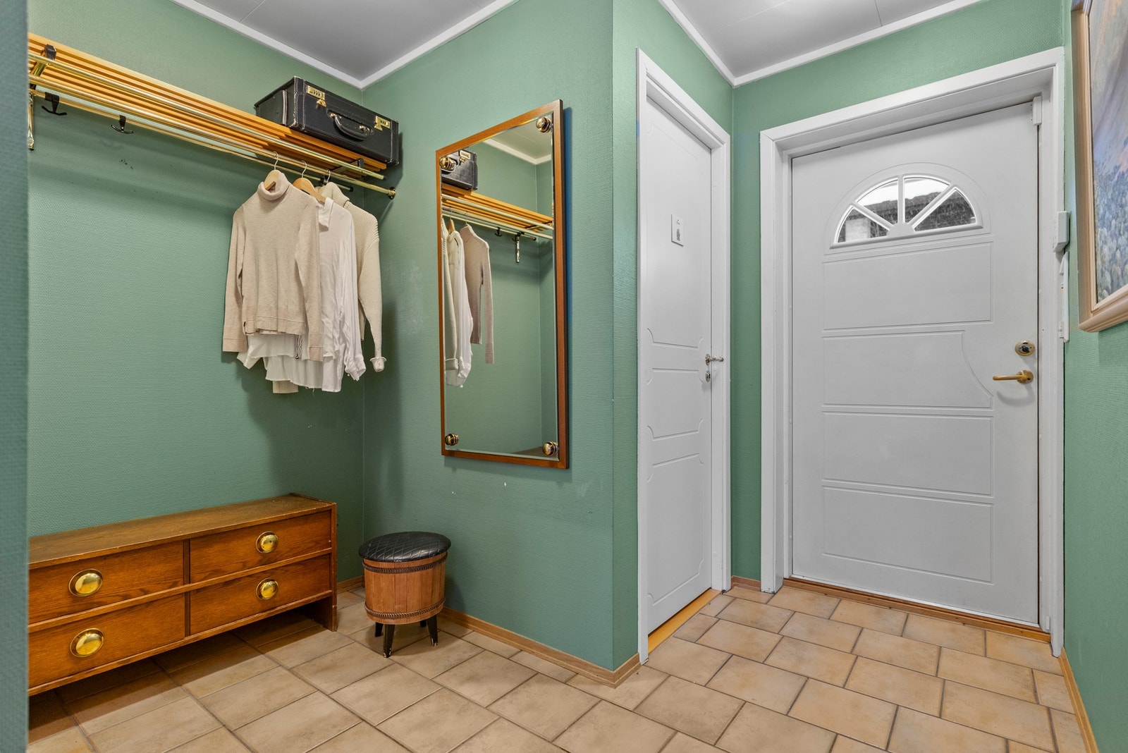 Rommets størrelse gir plass til å organisere yttertøy og sko, med mulighet for å etablere oppbevaringsløsninger etter behov Galleribilde