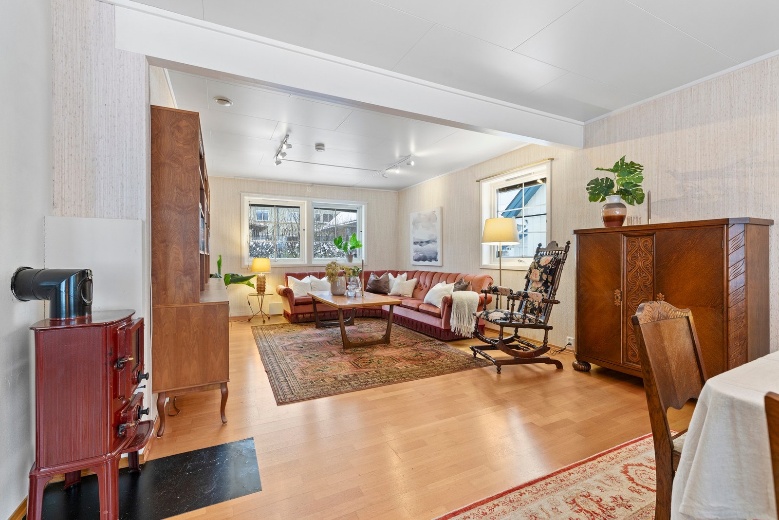 Stuen har en romhøyde på 2,41 meter og er utstyrt med parkettgulv som gir et solid underlag Galleribilde