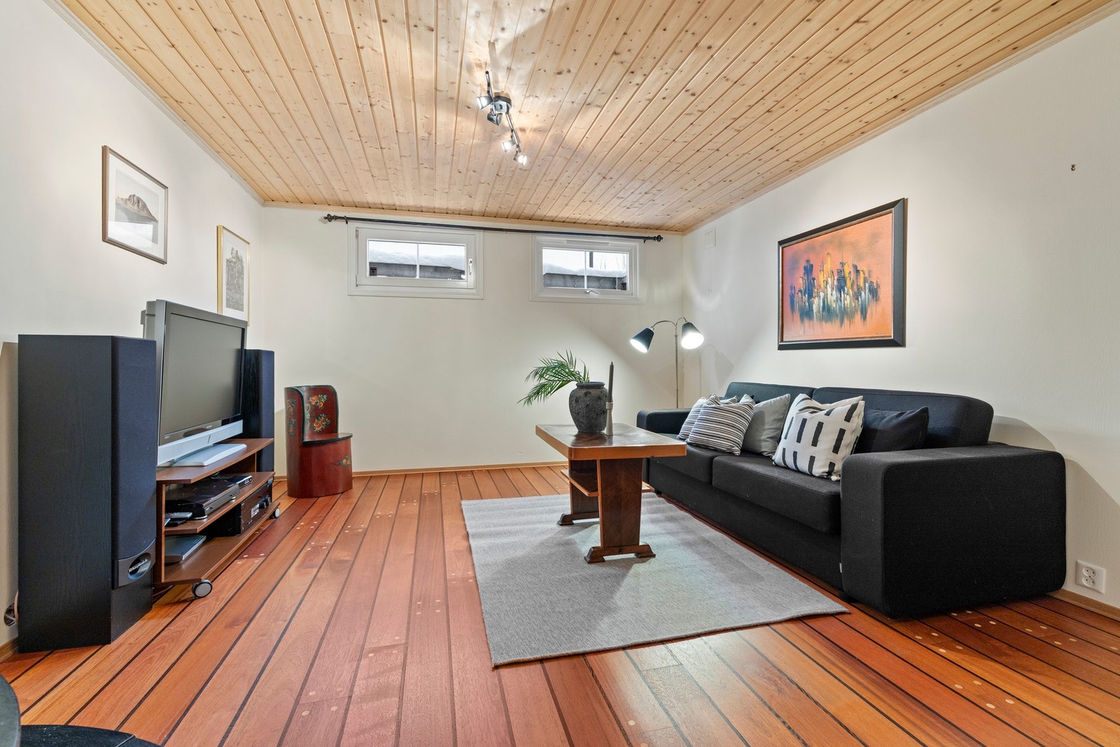 Peisestuen har god plass til sofaseksjon Galleribilde