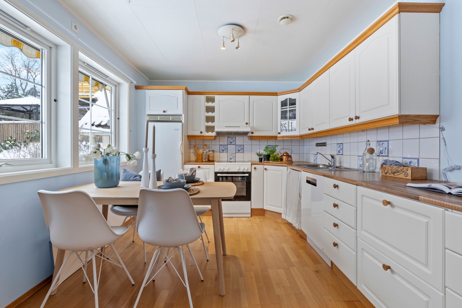 Kjøkkenet har en funksjonell innredning med profilerte fronter og en praktisk benkeplate i laminat Galleribilde