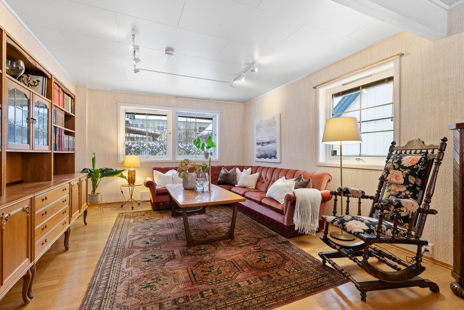 Stuen har gode muligheter for ulike møbleringsmuligheter Galleribilde