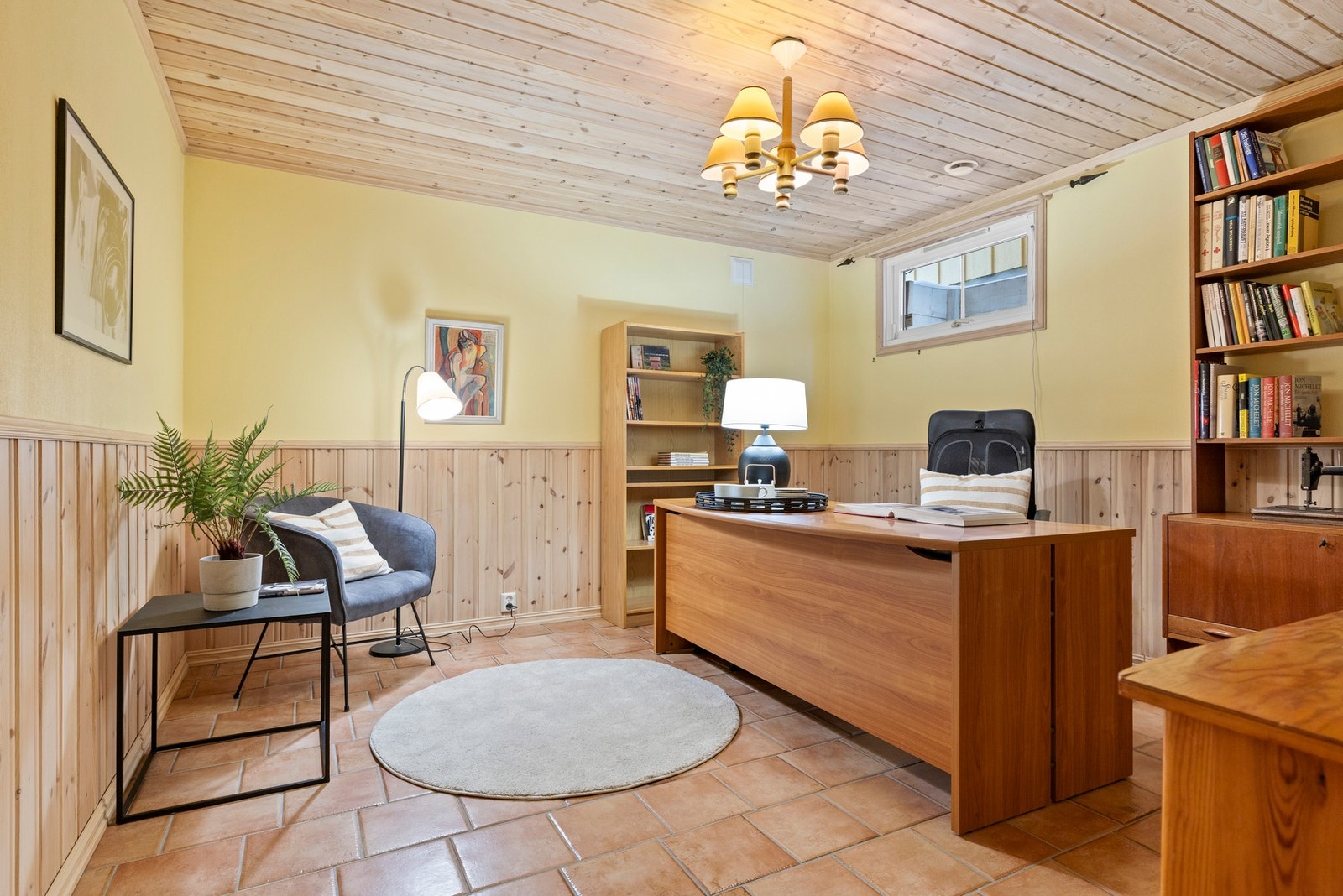 Arbeidsrom i underetasjen med flislagt gulv og varmekabler Galleribilde