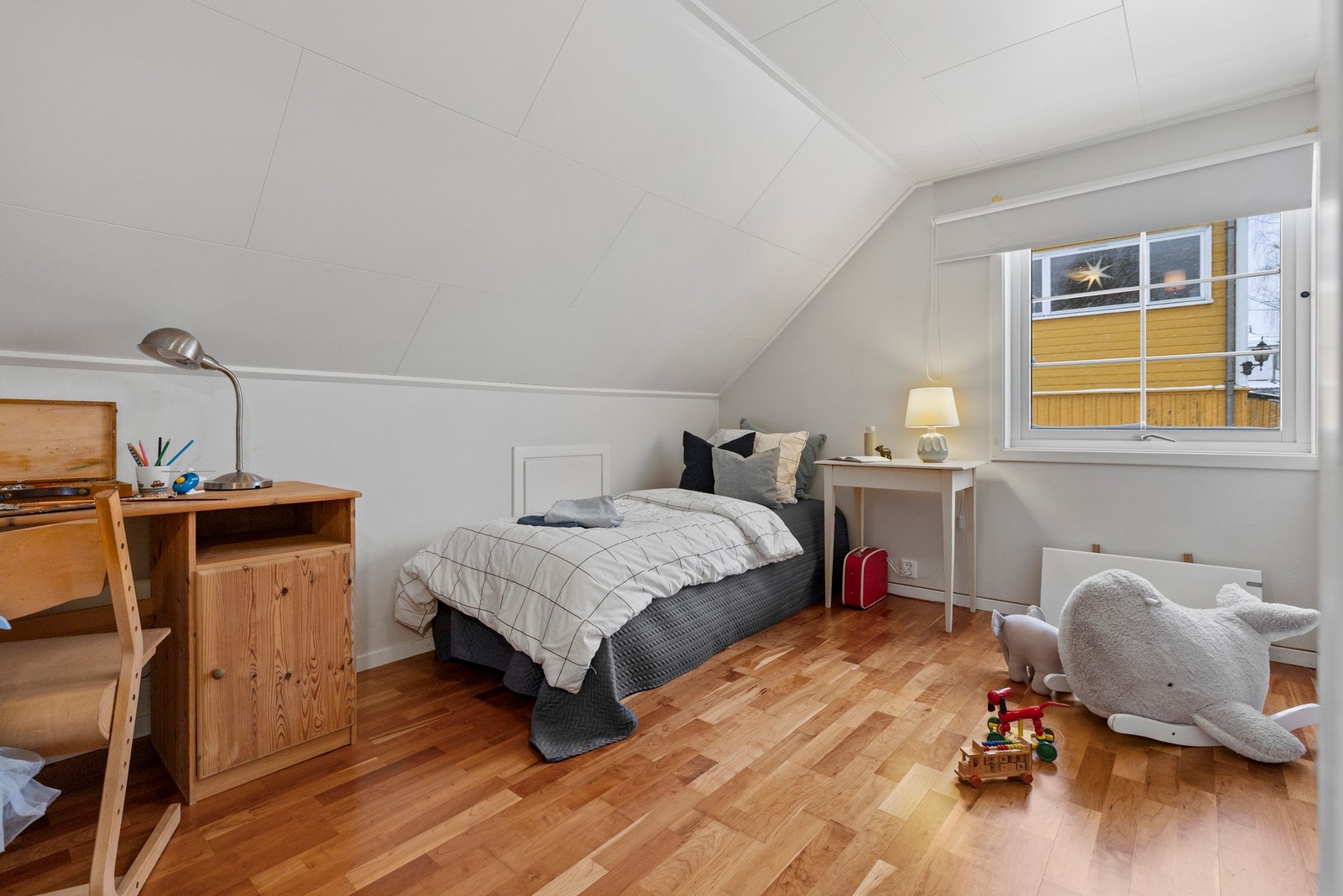 Det andre soverommet er meget romslig med plass til seng og tilhørende møblement, samt kontorplass eller sofa Galleribilde