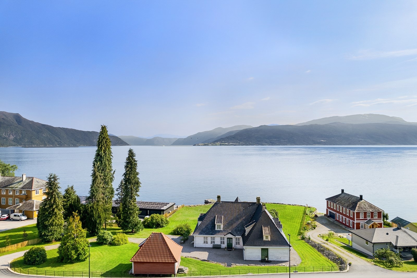 Her ligg du fantastisk til i fagre Balestrand med djupe fjordar og høge fjell. Galleribilde