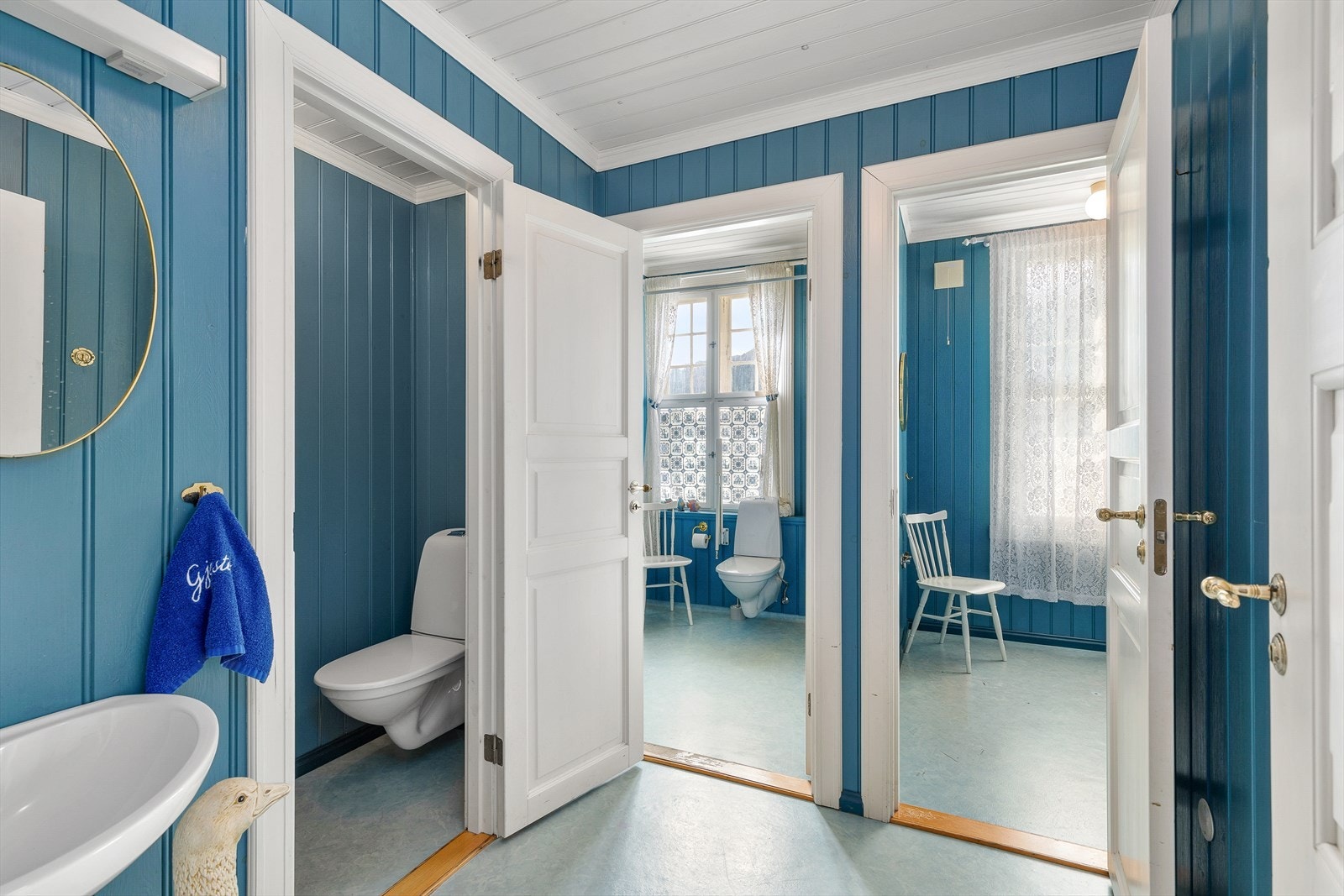 Bad med fleire avluker med toalett. Her er det og utstyrt med fleire servantar og dusj. Galleribilde