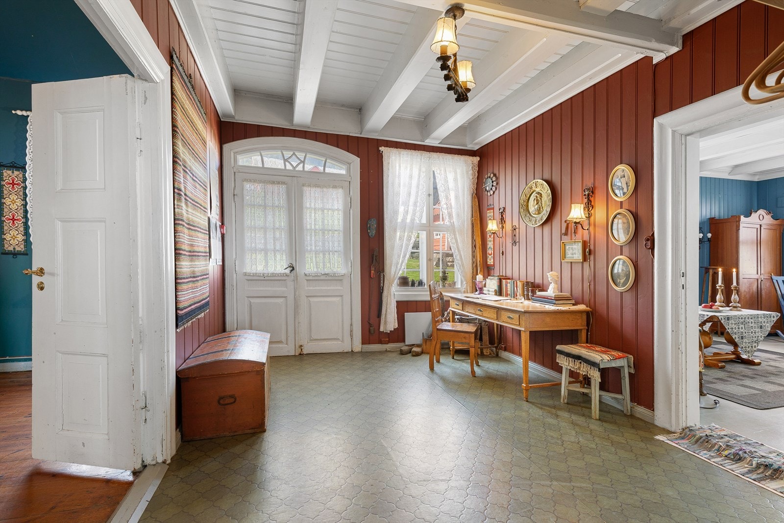 Romsleg inngangsparti med god plass til garderobeløysingar og anna oppbevaring. Galleribilde