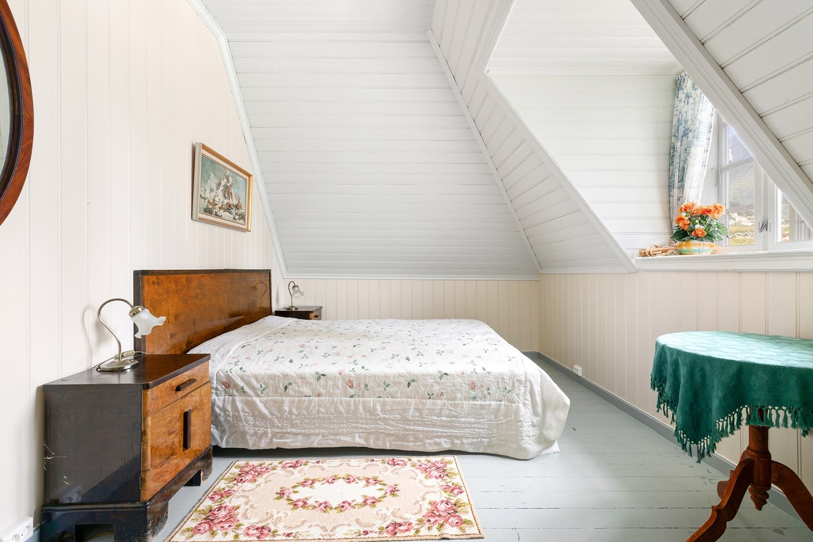 Soveromma er alle av god størrelse og har god plass til seng og garderobeløysingar. Galleribilde